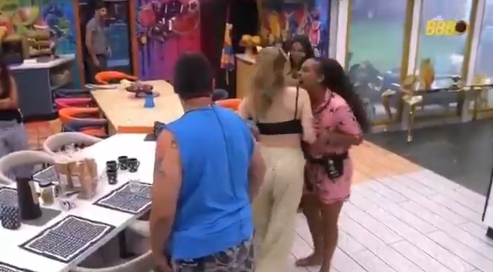 Sol discute com Milena, no 'BBB 26', e encosta em Ana Paula, que reclama: 'Pisou no meu p&eacute;' &mdash; Foto: Reprodu&ccedil;&atilde;o/TV Globo