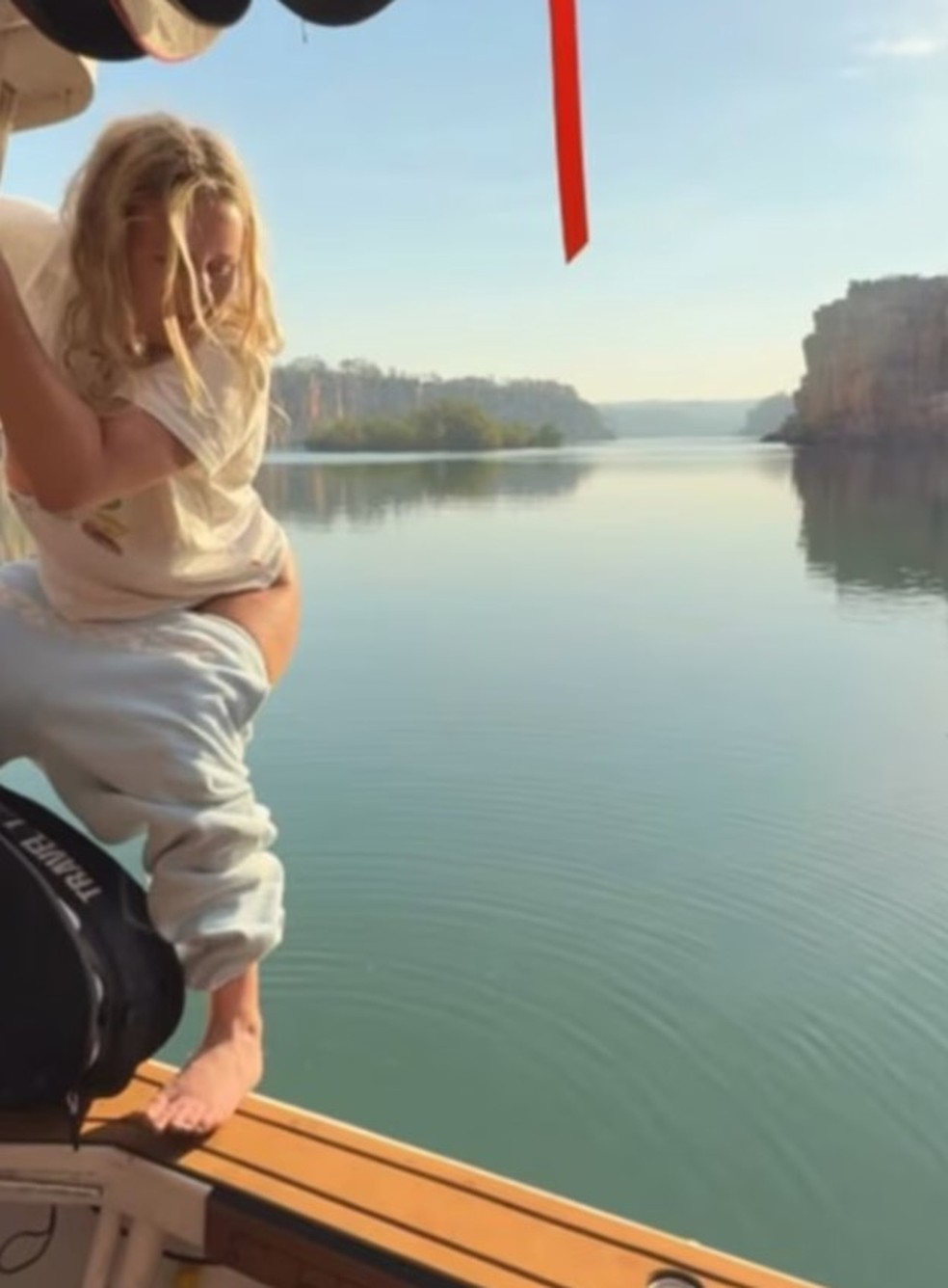 Surfista Ellie-Jean Coffey recebe ameaças de morte após foto provocante em 'lago sagrado' — Foto: Reprodução/X