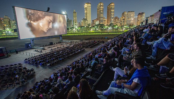 Maior tela de cinema ao ar livre do mundo estará no Rio por três semanas