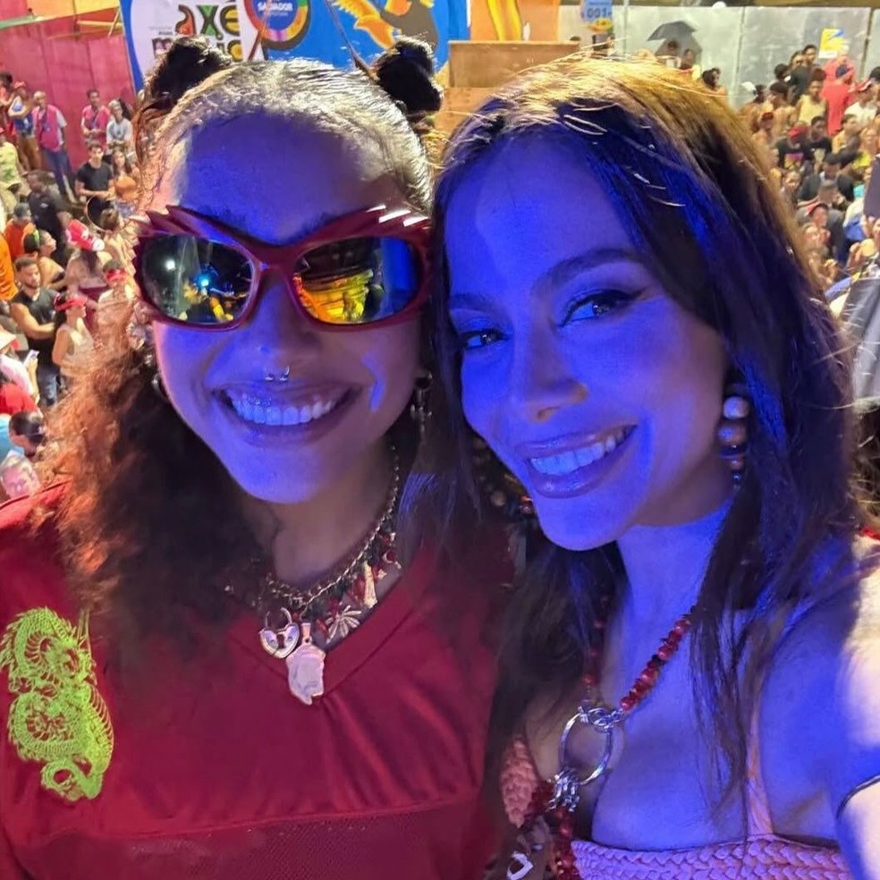 Alice Carvalho com Anitta no trio do Baiana System, em Salvador, no carnaval de 2025 — Foto: reprodução/ instagram