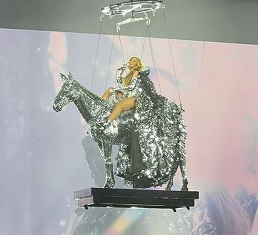 Beyoncé com Blue Ivy no palco, figurino de grife brasileira... Confira ...
