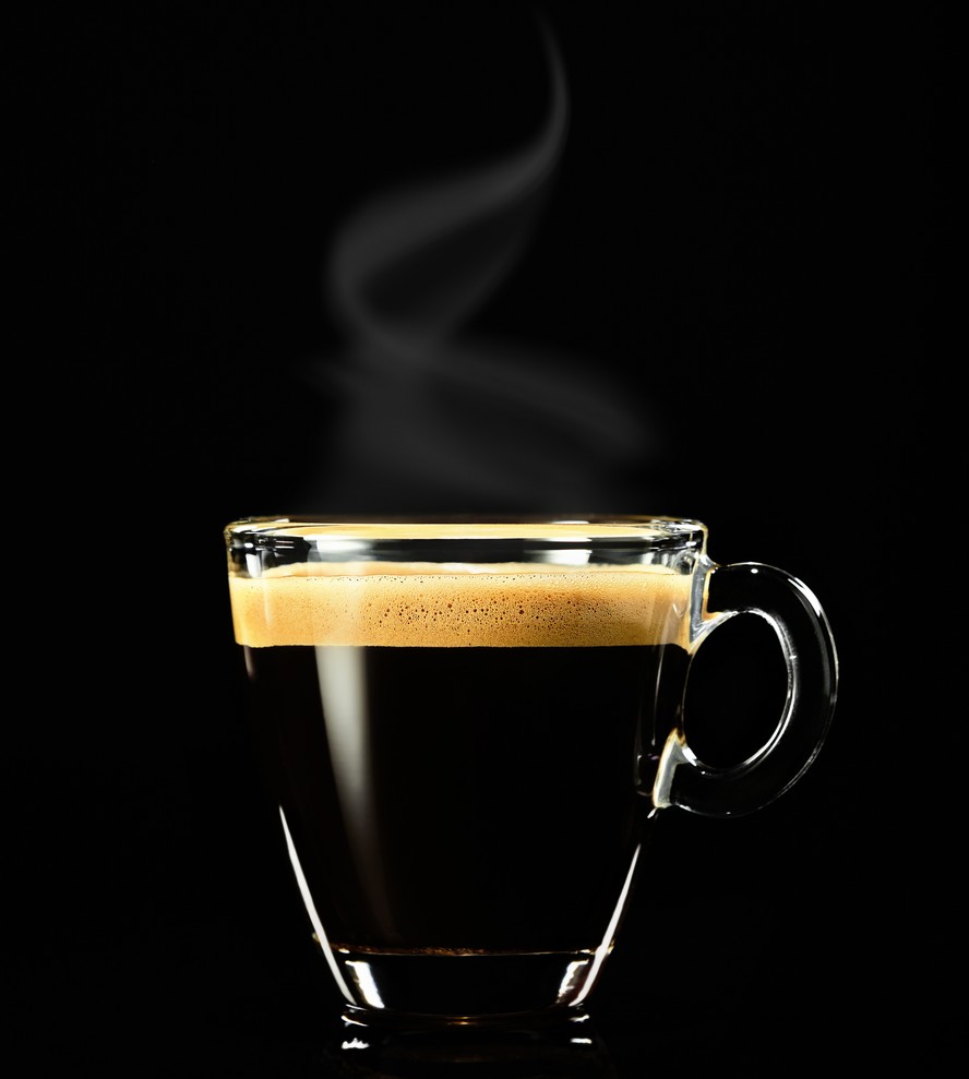 O recomendado é a ingestão diária de até duas xícaras de café, cerca de 200 a 400 miligramas, por dia