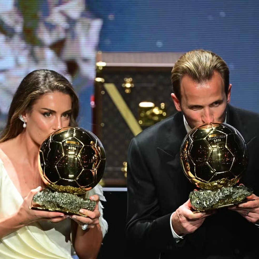 Putellas e Kane comemorando a Bola de Ouro 2026 — Foto: Divulgação / X.com / @ballondor