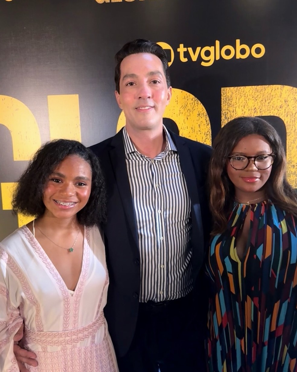 Filhas de Gloria Maria, Maria Silva e Laura, com o tutor, Paulo Mesquita — Foto: Reprodução/Instagram