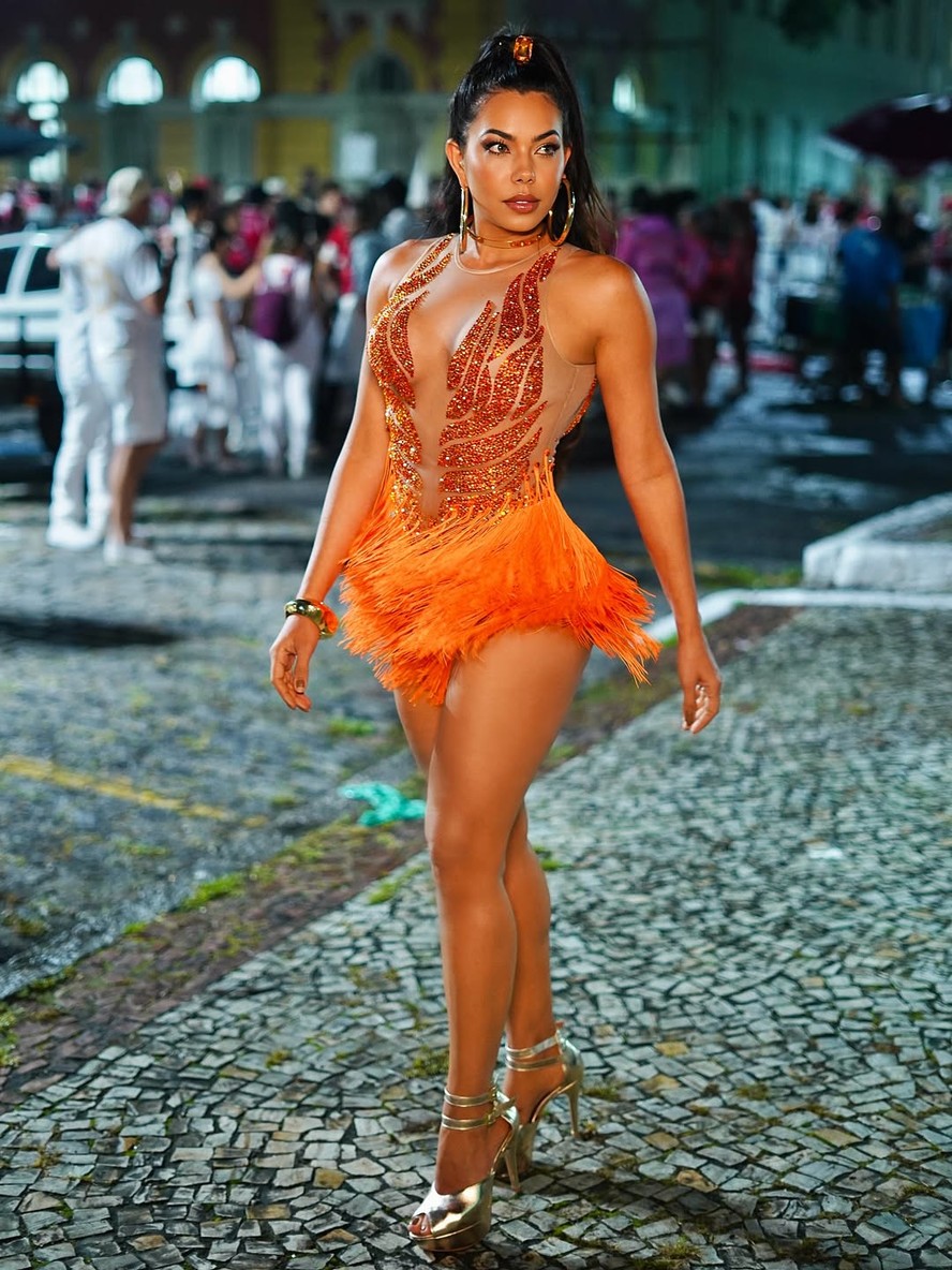 Intérprete de Luma de Oliveira na Viradouro, Jeniffer Setti fala sobre preparação intensa para desfilar como a ex-rainha de bateria: 'Não vou imitá-la'