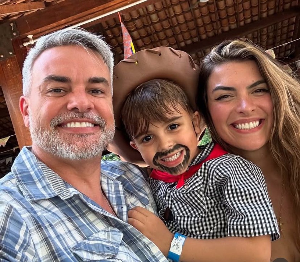 Márcio Kieling com mulher e filho — Foto: Reprodução/ Instagram