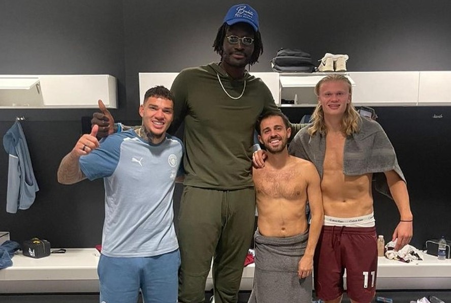Gigantes do futebol: 5 jogadores famosos com mais de 2 m de altura