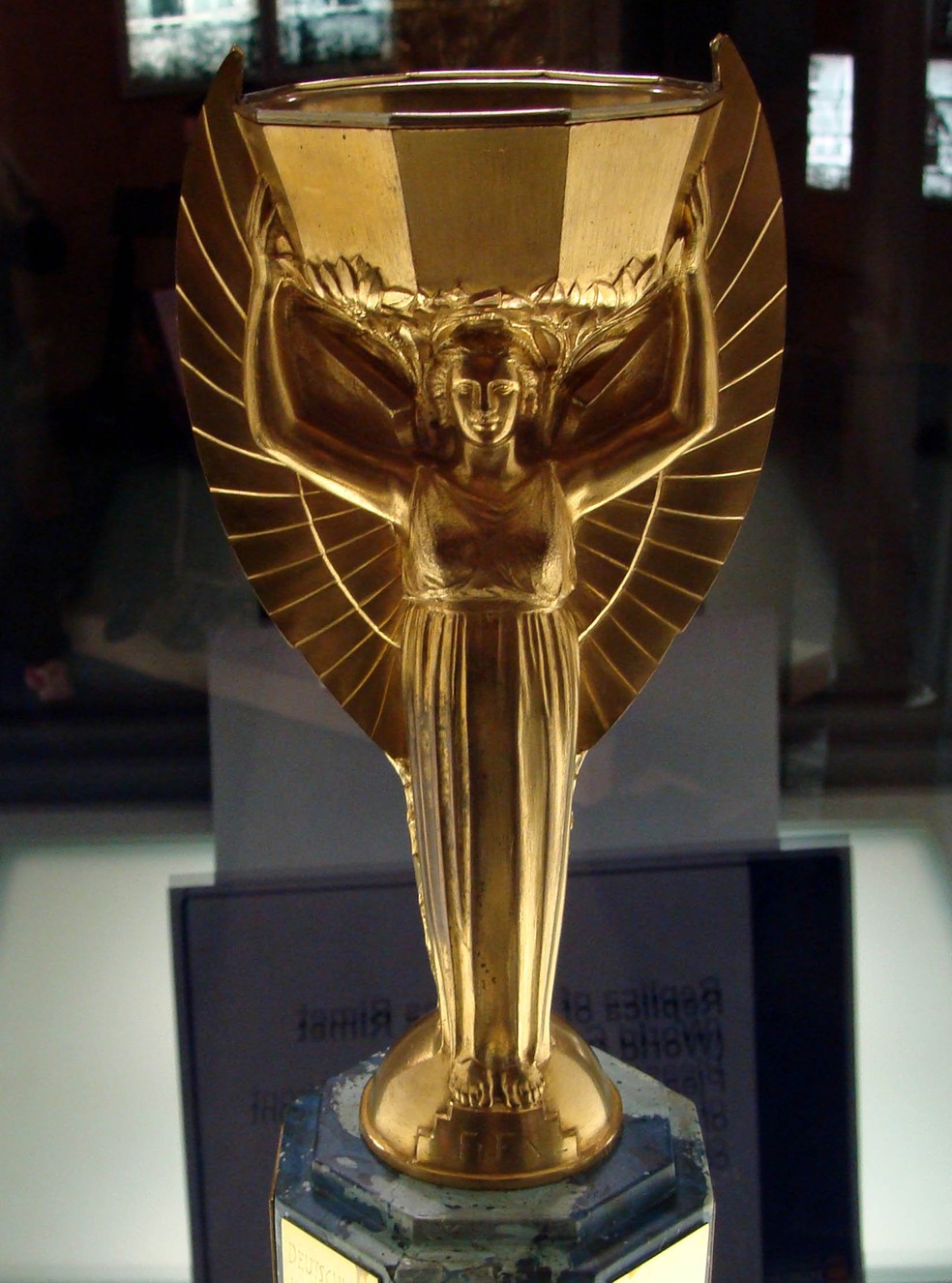 Design da Taça Jules Rimet, que viu sua cópia original ser roubada da CBF em 1983, entrou em domínio público — Foto: Reprodução