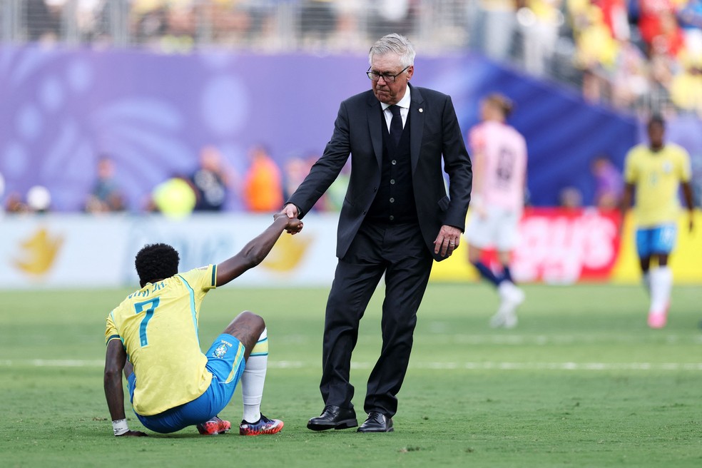 Vini Jr. &eacute; consolado por Ancelotti ap&oacute;s derrota para a Noruega na Copa &mdash; Foto: Buda Mendes/AFP
