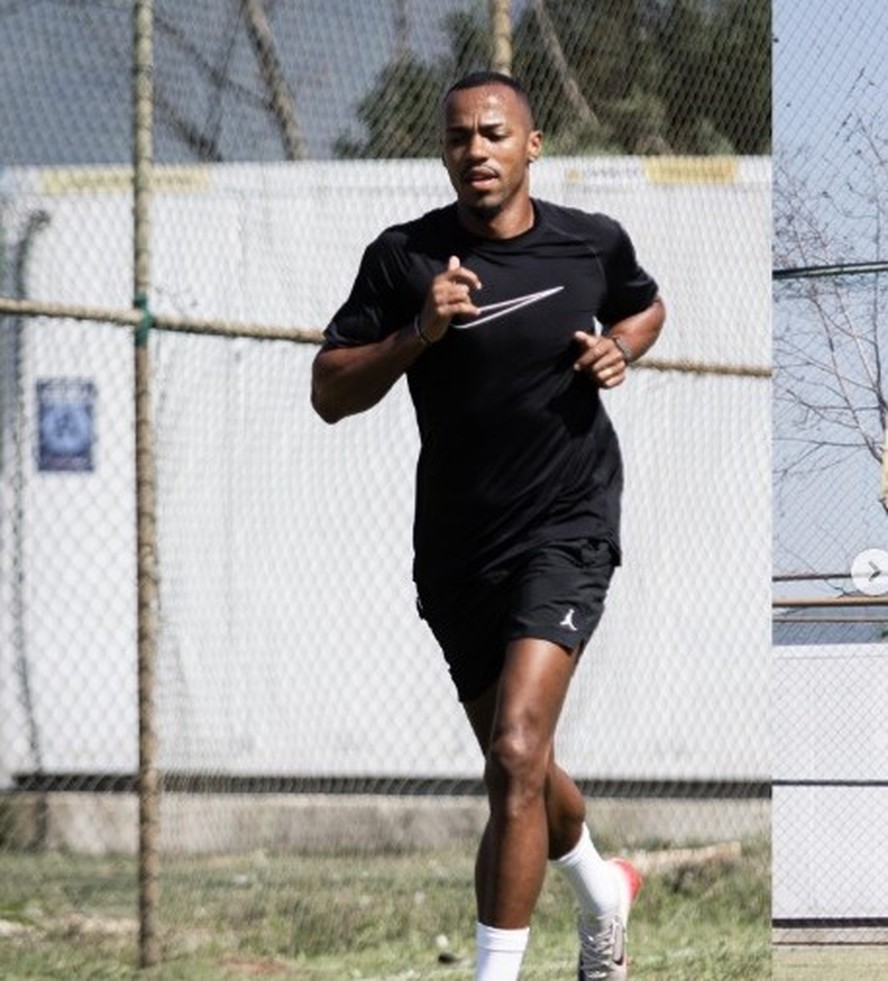 Maron Freitas treina durante as férias