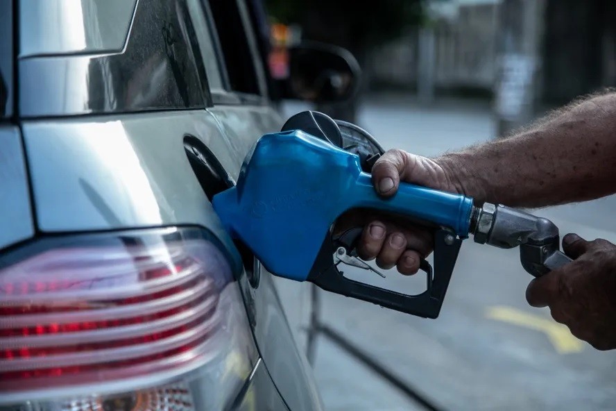 Governo define nesta segunda-feira decreto para subsidiar gasolina em R$ 0,44 por litro