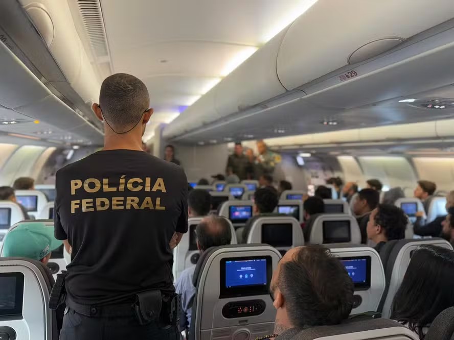 Voo da FAB com brasileiros deportados pelos EUA chegou em Belo Horizonte na noite deste sábado
