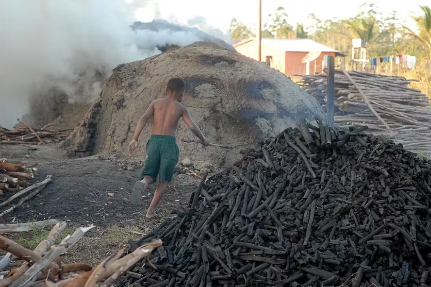 Mais de um terço de crianças e adolescentes que trabalham desempenha atividades perigosas ou insalubres