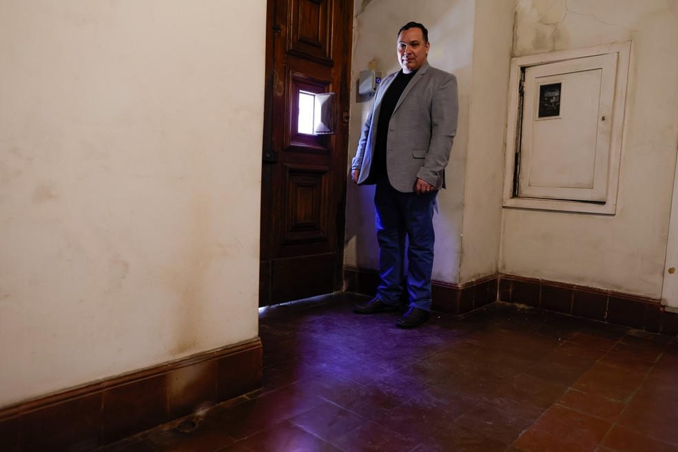 No chão, marcas de onde bombas teriam sido lançadas. Abertura na porta teria sido usada para lançamento — Foto: Márcia Foletto / Agência O Globo
