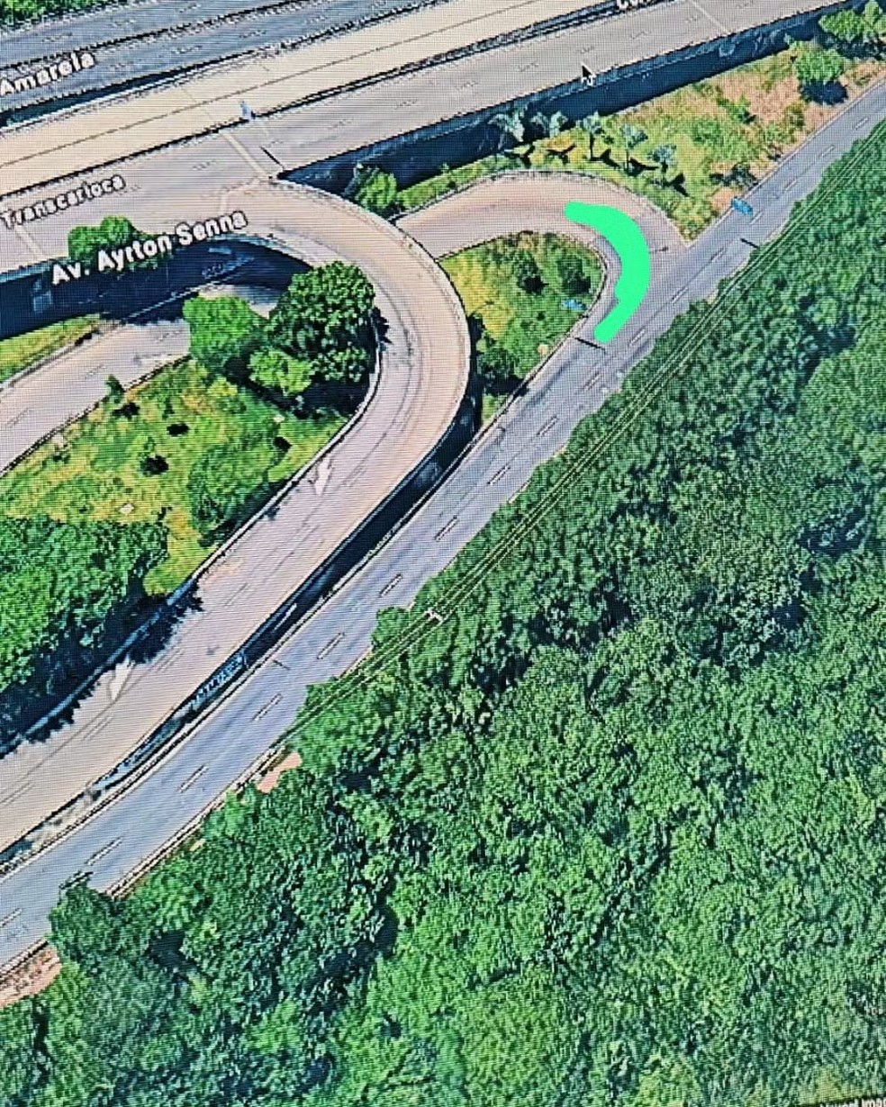 Ponto entre a Avenida Embaixador Abelardo Bueno e a Ayrton Senna onde uma motorista escapou de ser assaltada na noite de segunda-feira na Barra da Tijuca — Foto: Reprodução/Google Maps