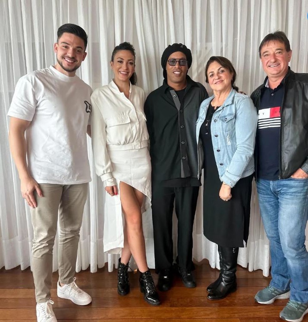 Ingryd e Ronaldinho Ga&uacute;cho com os pais e o irm&atilde;o dela em 2024 &mdash; Foto: rep/ instagram