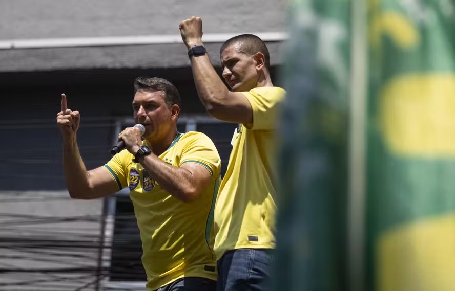 Flávio pretende manter mote do antipetismo e críticas ao aumento do custo de vida, com segurança pública como bandeira