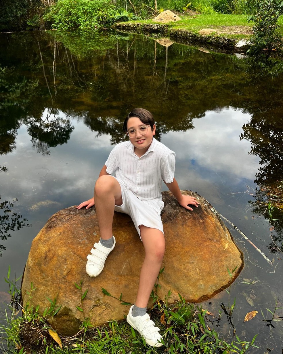 O filho do casal no lago do terreno onde a casa foi construída — Foto: reprodução/ instagram
