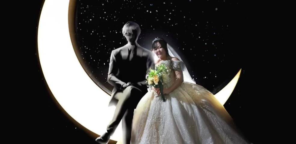 Japonesa que se casou com IA teve noivo foi inserido digitalmente ao lado dela — Foto: Reprodução/RSK Sanyo Broadcasting