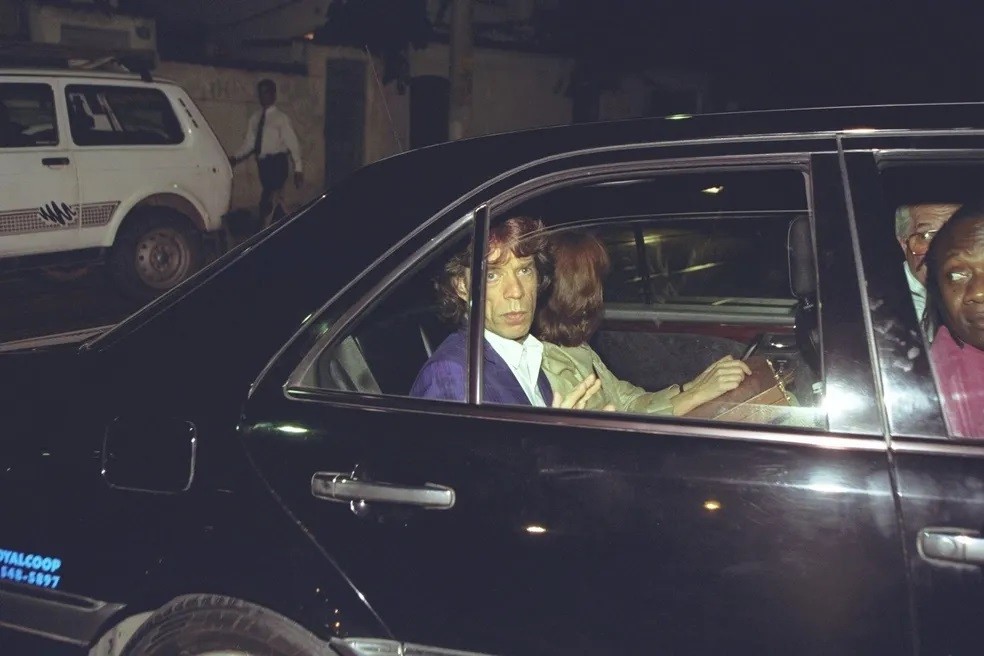 Mick Jagger chegando na casa de Olavo Monteiro de Carvalho, em 1998 — Foto: Zeca Fonseca / Agência O Globo