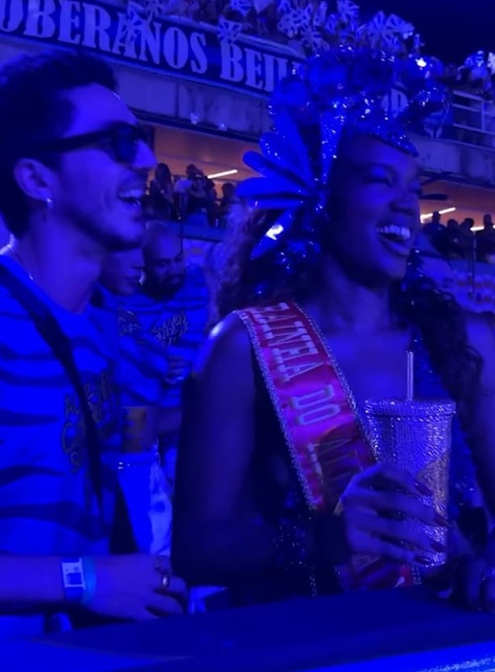 Iza e João Vitor Silva  na Sapucaí — Foto: reprodução/ gshow