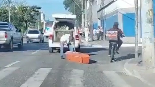 Vídeo mostra quando caixão cai do carro da funerária no meio da rua, em São Gonçalo