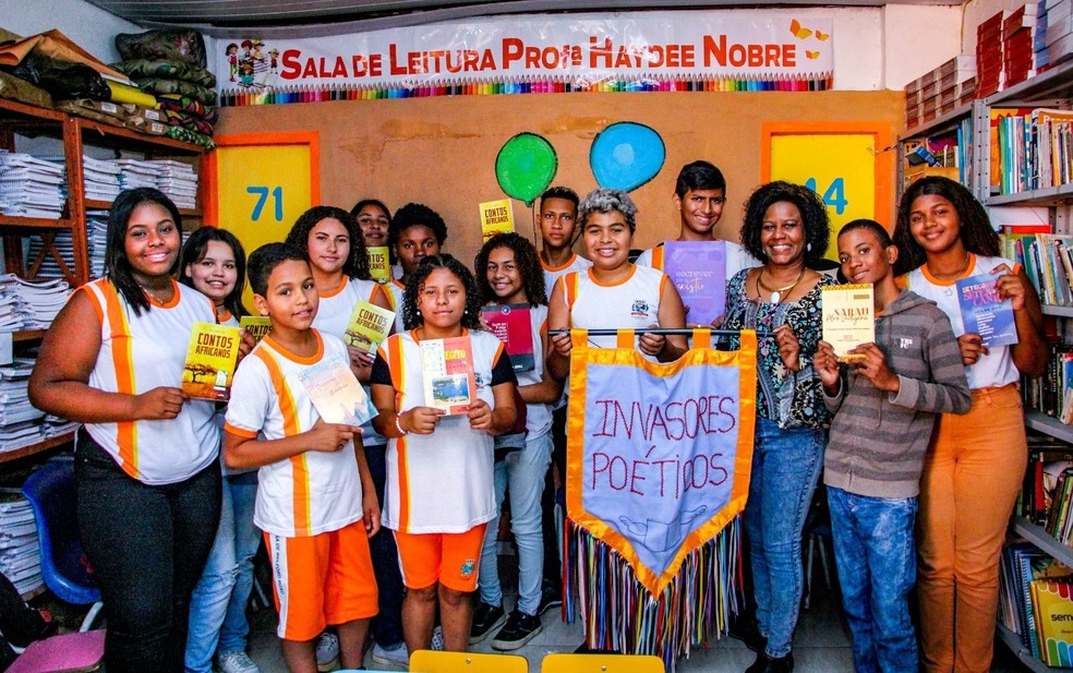 Márcia, Victor Hugo e os outros alunos do projeto "Invasores Poéticos" — Foto: Divulgação/Kristian Amarante