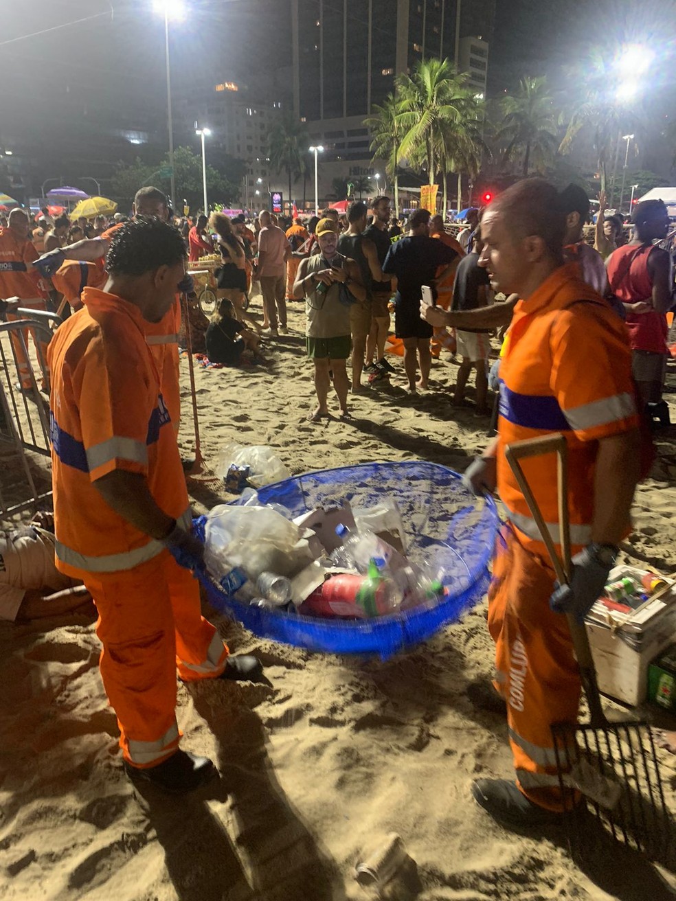Mais de 200 toneladas de res&iacute;duos foram recolhidos das areias da praia de Copacabana &mdash; Foto: Divulga&ccedil;&atilde;o