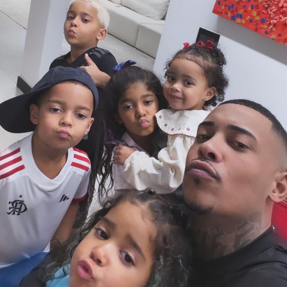 Fora da pris&atilde;o, MC Poze posa com os filhos pela primeira vez ap&oacute;s reconhecimento de paternidade &mdash; Foto: Instagram/reprodu&ccedil;&atilde;o