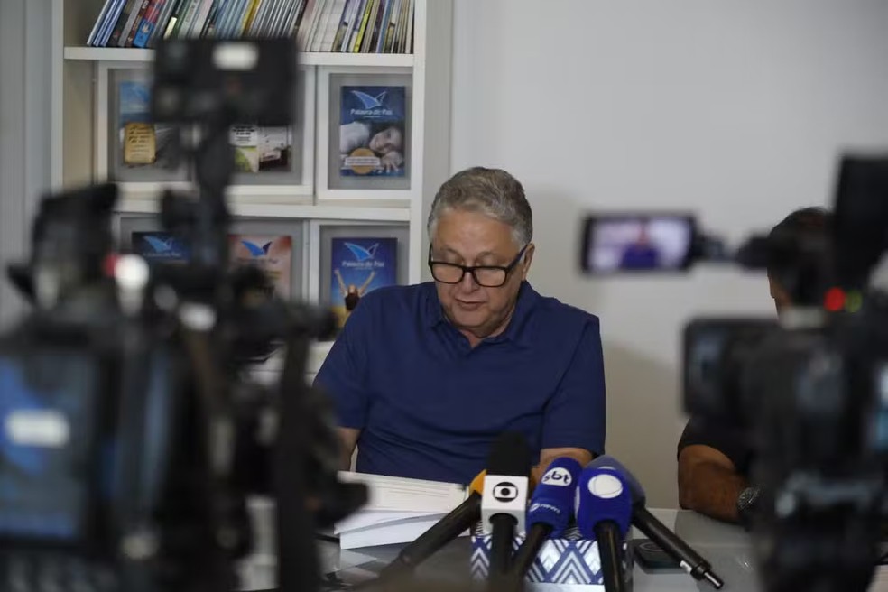 'Se fosse o Eduardo Paes, eu faria a mesma coisa', diz Garotinho ao anunciar desistêde recurso — Foto: Domingos Peixoto