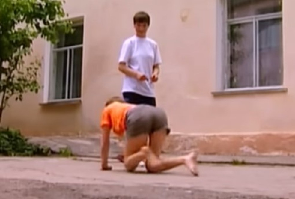 Ucraniana aprendeu a latir e a rosnar ao ser 'criada' por cadela nas ruas — Foto: Reprodução/YouTube