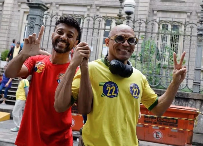 Amigos desde a infância, eleitores de Lula e Bolsonaro vão votar juntos no Rio: 'Nos consideramos irmãos'