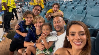 Neymar com as filhas, o filho Davi, e Bruna Biancardi ap&oacute;s o &uacute;ltimo jogo &mdash; Foto: Reprodu&ccedil;&atilde;o/Instagram