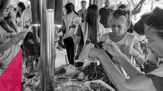 Limpeza de praia vira experiência de carnaval em Copacabana com o Reciclobloco Limpeza de praia vira experiência de carnaval em Copacabana com o Reciclobloco