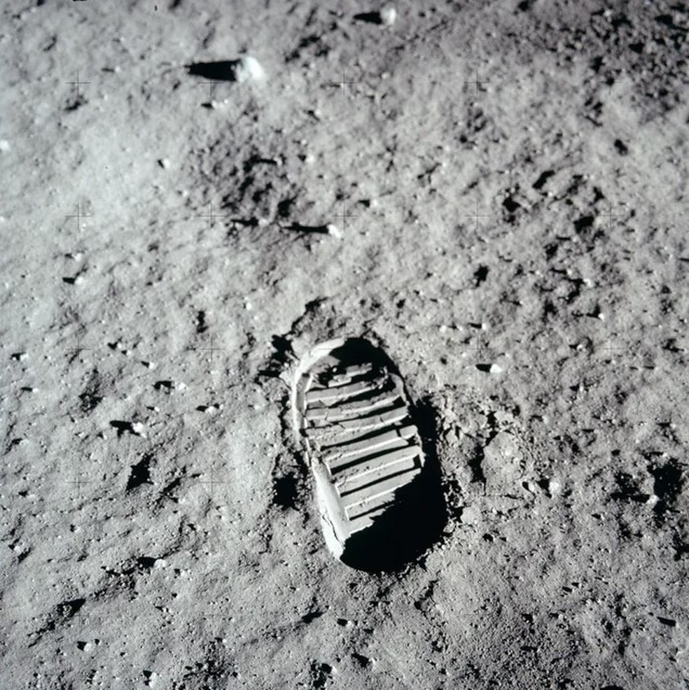Pegada de Neil Armstrong no solo lunar &mdash; Foto: Nasa