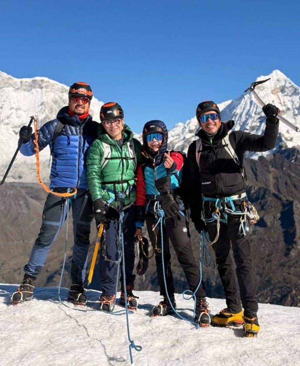 Daniel Navarro e Sandra Covone (os dois da direita) com outros montanhista no Nevado Mateo, a 5.150 metros de altitude &mdash; Foto: Reprodu&ccedil;&atilde;o/Instagram