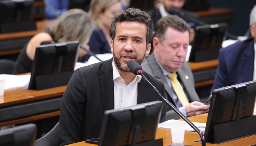 Janones é internado em SP com arritmia cardíaca