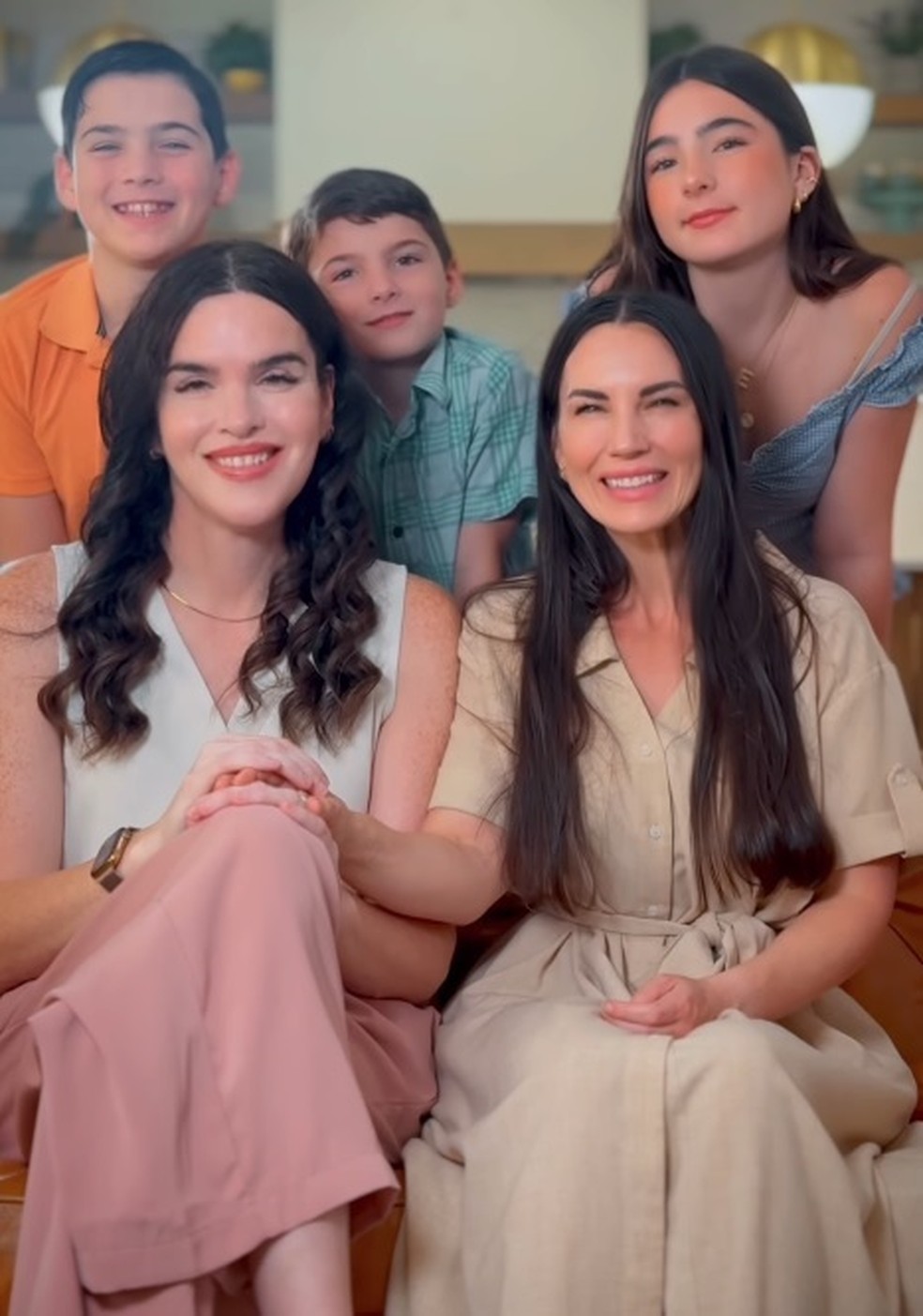 Amanda Scott, Shaye e os três filhos do casal — Foto: Reprodução/Instagram