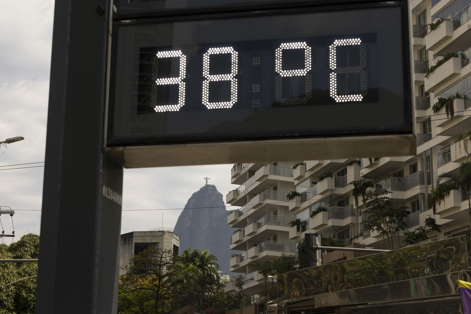 Calor intensa leva cariocas a se refrescarem no Rio — Foto: Marcia Foletto/ O GLOBO