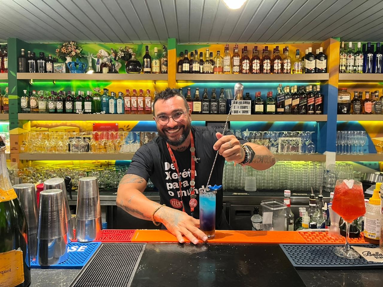 Imagem ilustrativa da matéria "Além da cerveja: mercado zero álcool cresce com opções de vinho, uísque e drinques em bares" publicada por Extra