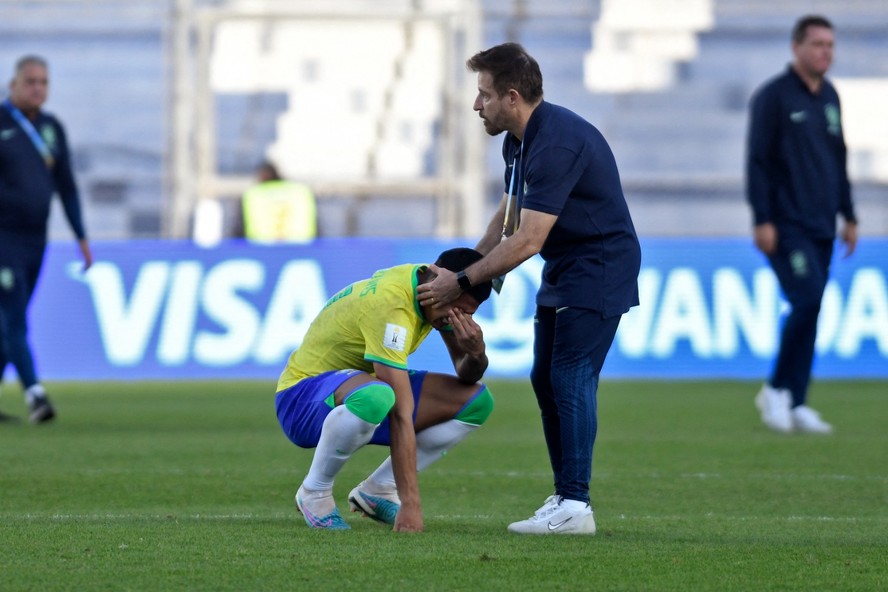 O técnico Ramon consolou os jogadores após a derrota para a seleção de Israel no Mundial sub 20