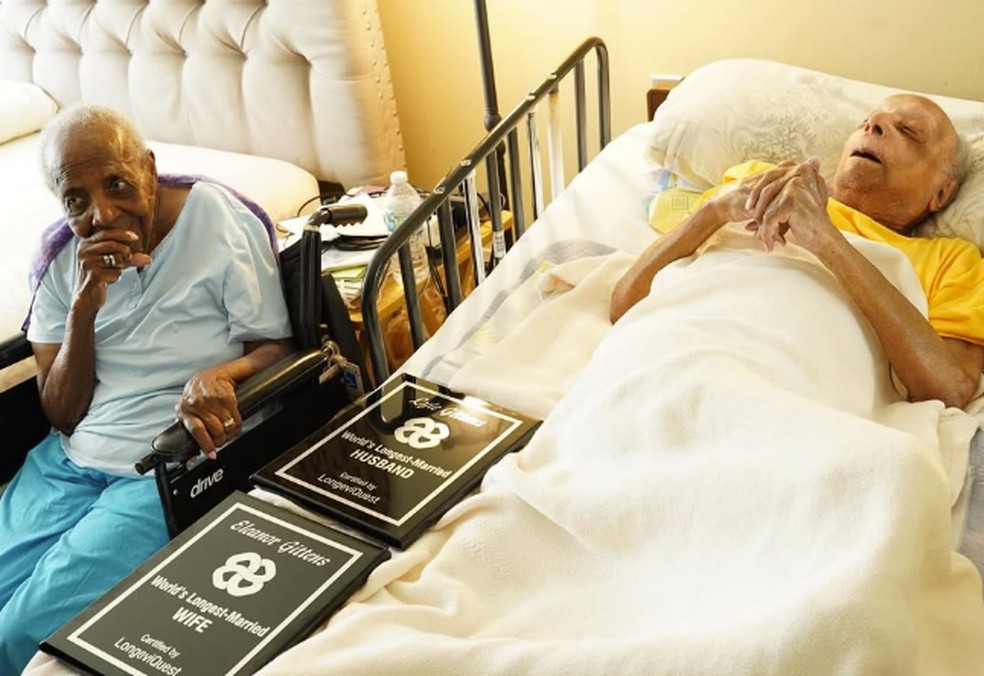 Lyle Gittens, de 108 anos, e sua esposa Eleanor Gittens, de 107 anos, com as placas do recorde.  Foto: Reproduo/Instagram @longeviquest