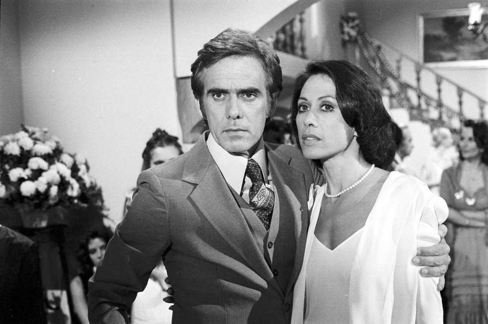 Francisco Cuoco com Dina Sfat nos bastidores de "Os gigantes" — Foto: Acerco/ Globo