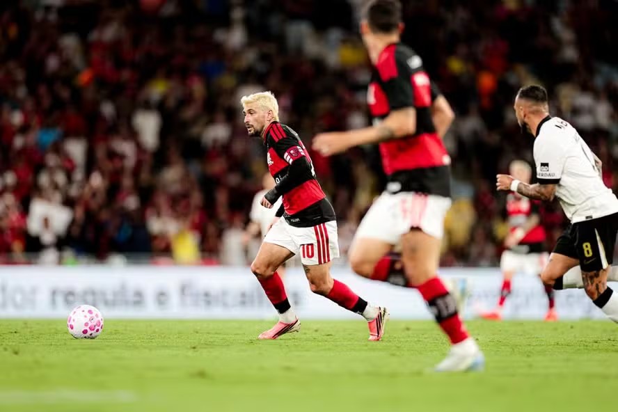 Com gol nos acréscimos, Flamengo vence o Atlético-MG e assume a liderança do Brasileirão