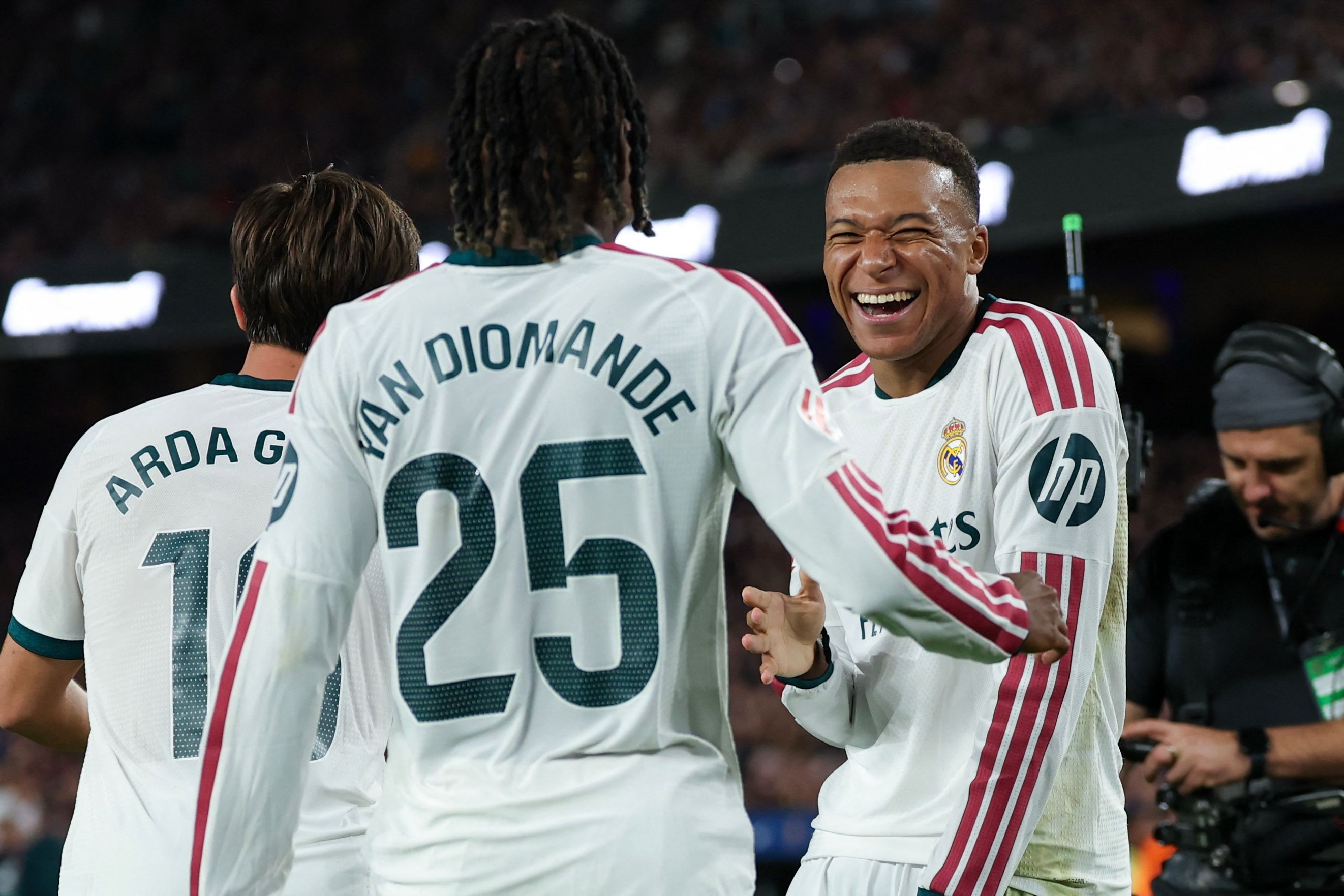 Mbappé brilha e Real Madrid vence Barcelona no El Clásico