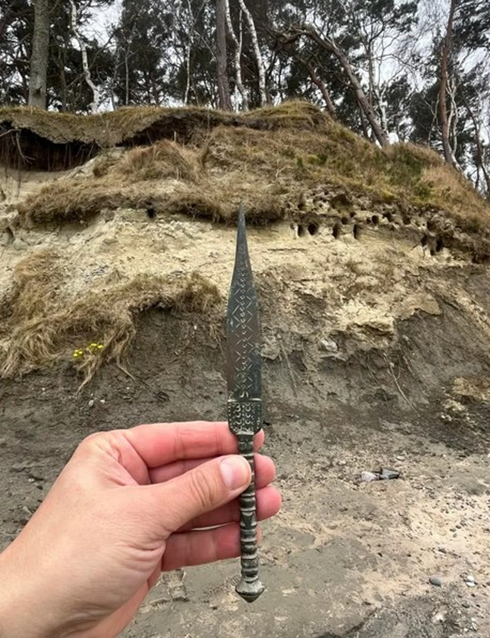 Adaga de 2.500 anos &eacute; achada por casal durante caminhada em praia da Pol&ocirc;nia &mdash; Foto: Reprodu&ccedil;&atilde;o/Museu Polon&ecirc;s de Hist&oacute;ria da Terra de Kamieńska