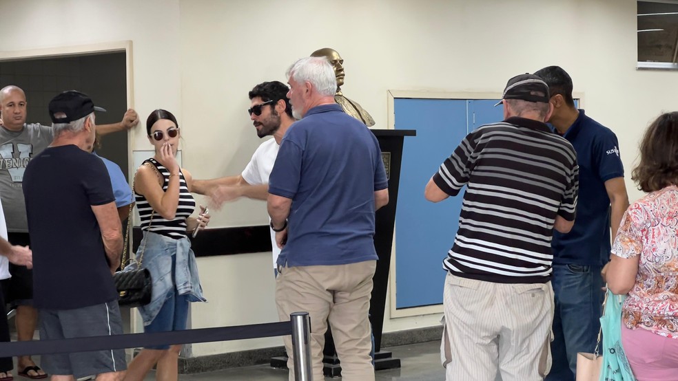 Sthefany Brito ao lado do ator Dudu Azevedo, no Hospital Miguel Couto, na tarde deste sábado — Foto: Ana Branco/Agência O Globo