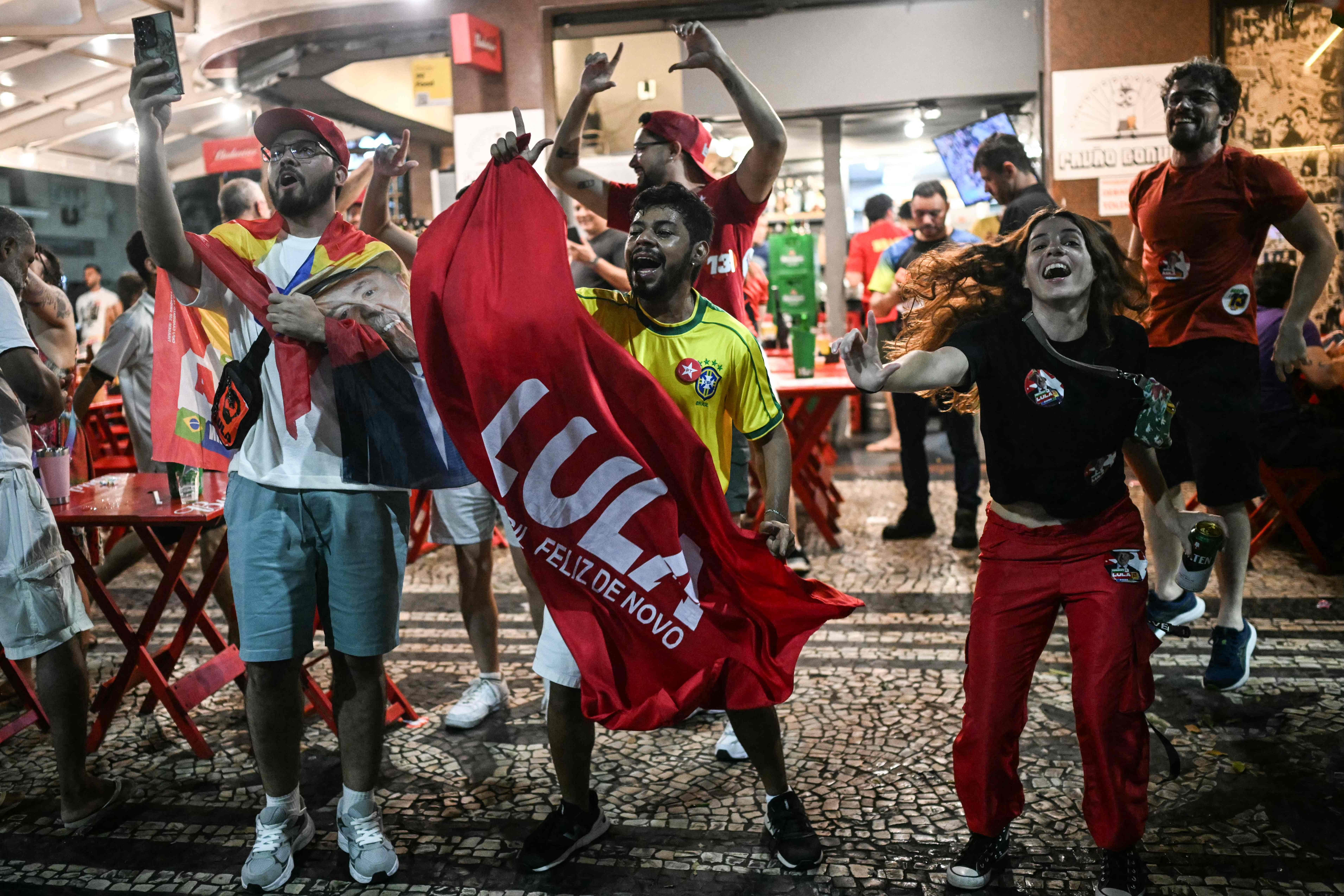 Eleitores comemoram a vitória de Lula pelo Brasil; veja fotos e vídeos