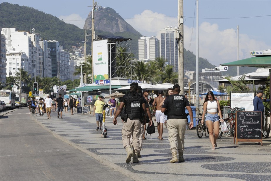Guardas municipais, desarmados, patrulham a orla de Copacabana