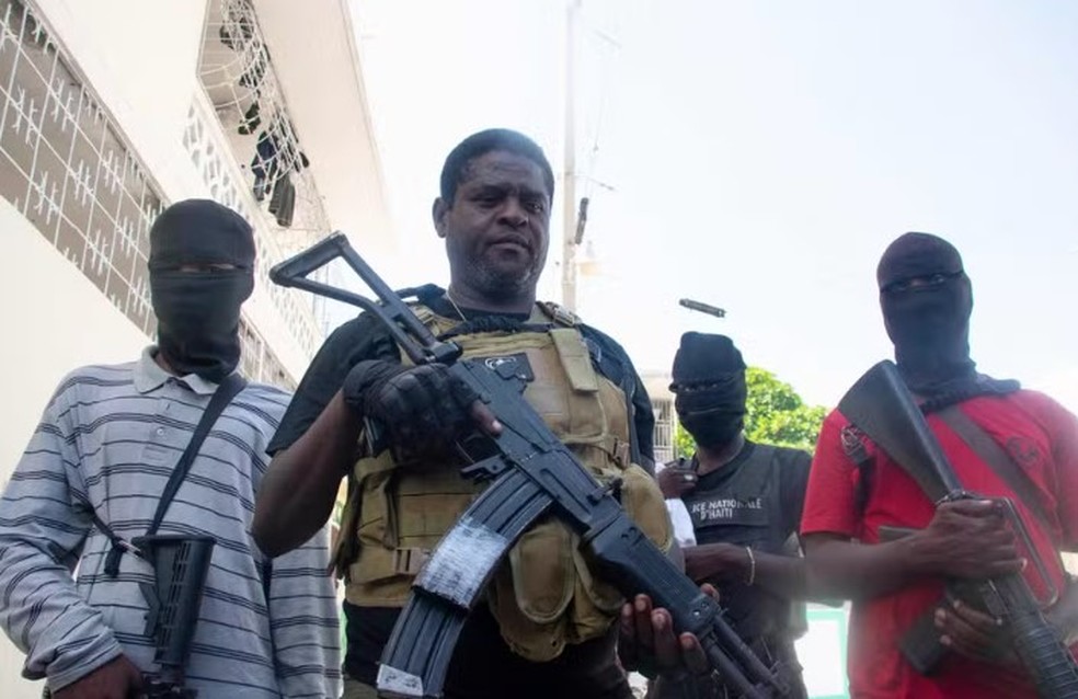 O líder de gangue armada no Haiti Jimmy 'Barbecue' Cherizier (no centro, sem máscara) — Foto: AFP
